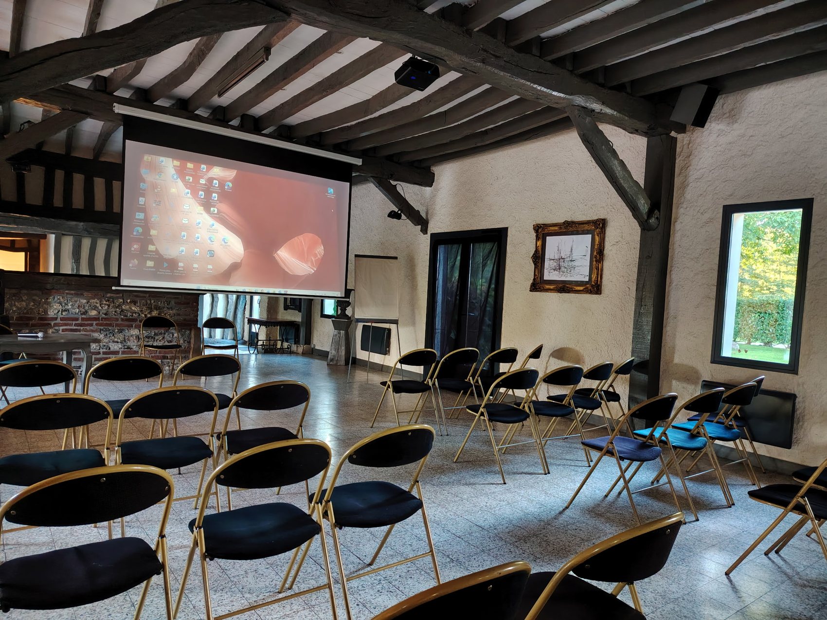 Salle équipée d'un écran de projection